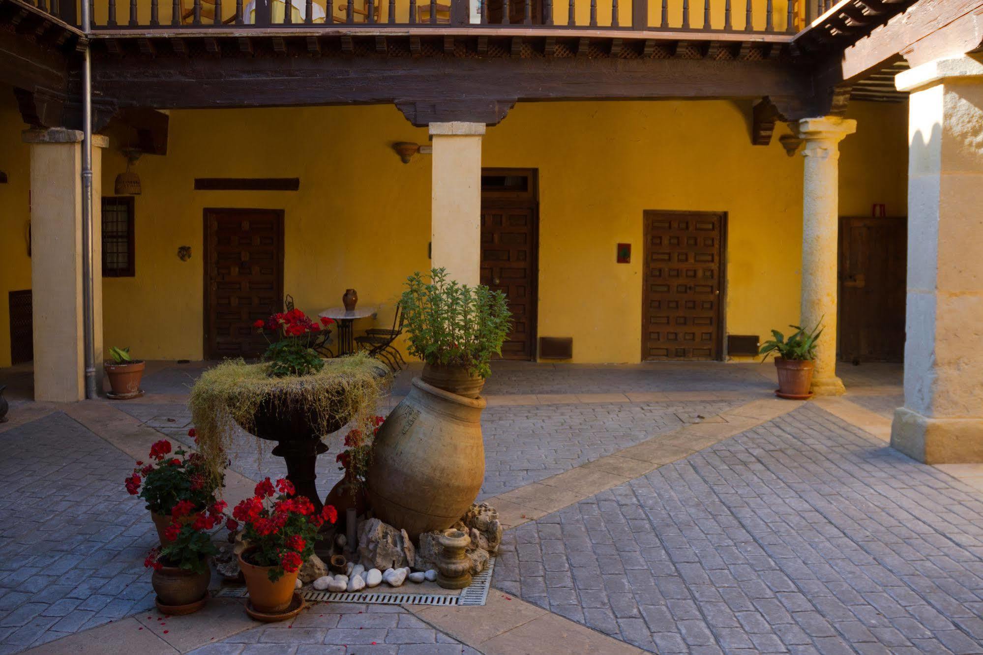 Casa Palacio Conde De Garcinarro Huete Exterior photo